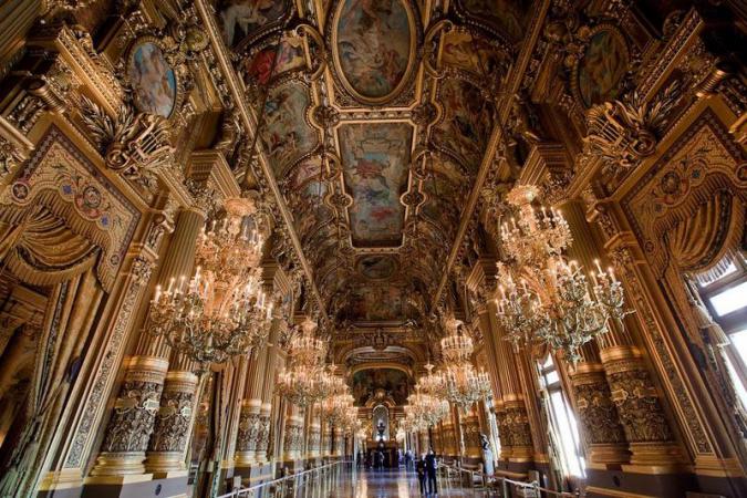 Парижский Лувр для посетителей