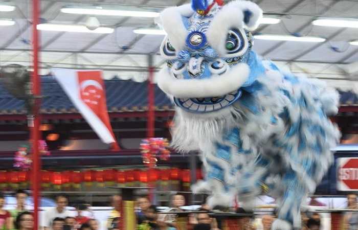 Танец льва, китайский квартал в Сингапуре готовится к встрече праздника весны