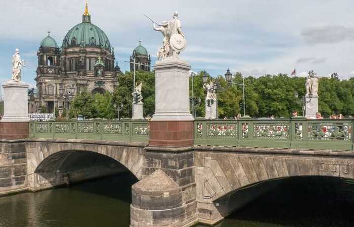 Берлин самостоятельно, Дворцовый мост - начало бульвара Унтер ден Линден
