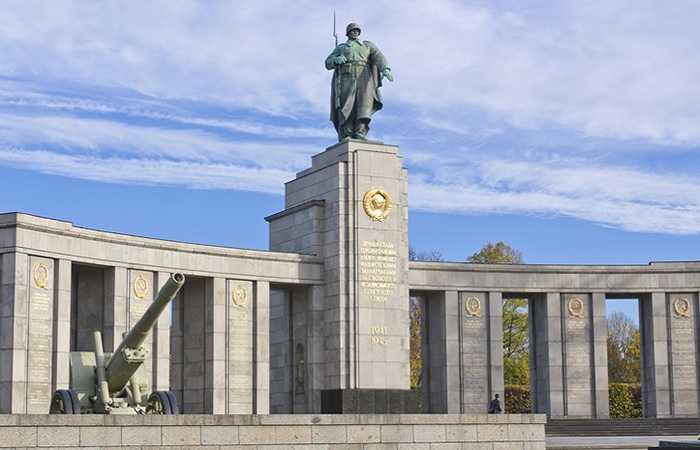 Мемориал советским воинам в Берлине, парк Тиргартен