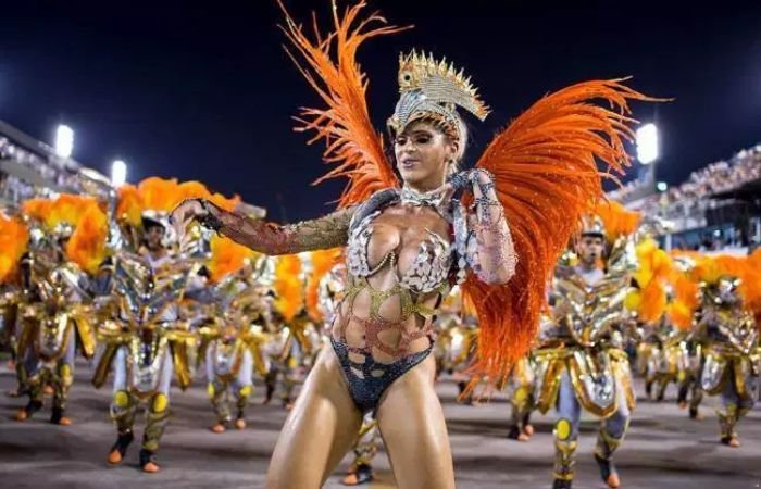 Танцевальные школы самбы на бразильском карнавале в Рио же Жанейро