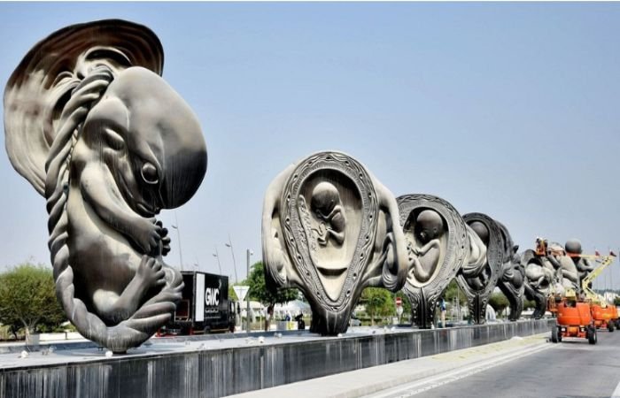 Чудесное путешествие в Дохе, Катар, один их шедевров скульптурной выставки
