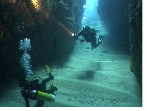 Дайвинг на Бали, подводная пещера Bat Cavе