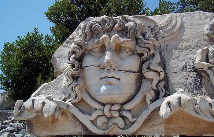 Дидим фото и достопримечательности, голова Медузы горгоны из храма Аполлона