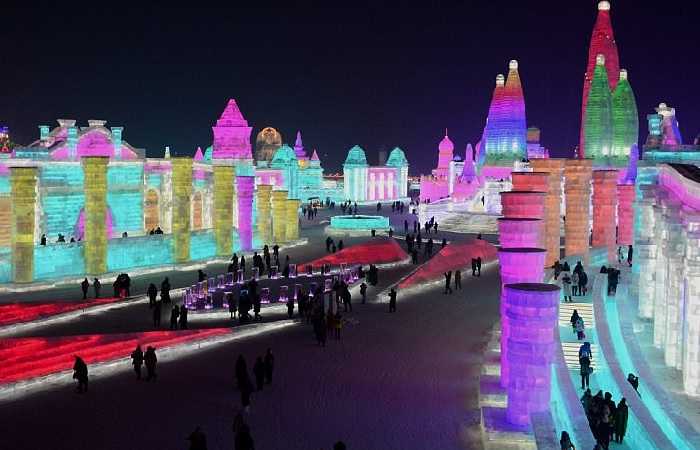 Фестиваль льда и снега в Харбине с ночной неоновой подсветкой