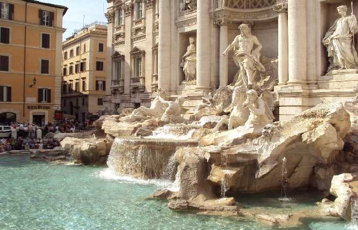 Римское украшение - фонтан Треви в лучах восходящего солнца