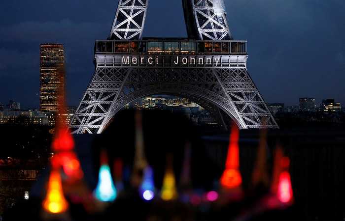 Эйфелева башня с подсветкой в дань памяти о французском рок-музыканте Джонни Холлидее, фото недели,10 деекабря 2017 