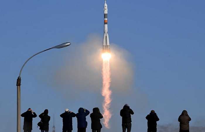  Космодром Байконур, Казахстан, ракета-носитель Союз выводит космический корабль на орбиту  