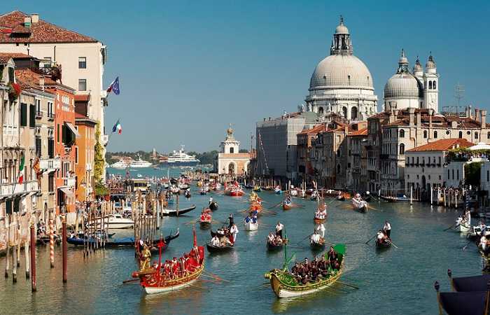 Рождественская регата на Гранд-канале в Венеции, Италия