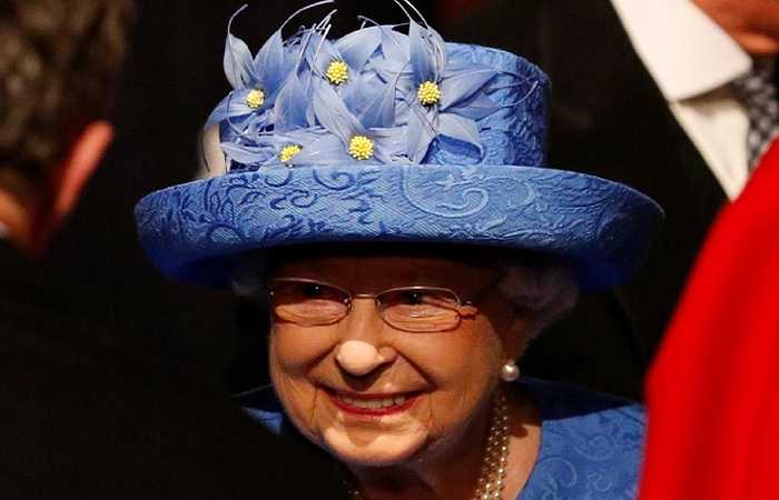 Новости недели, королева Елизавета в шляпе, напоминающей флаг Евросоюза