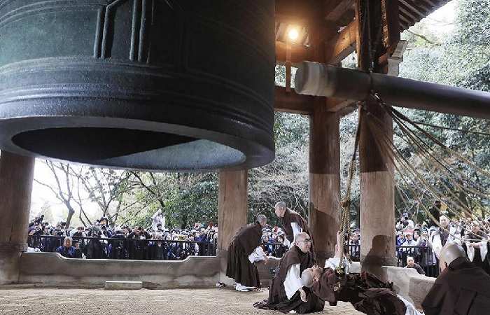  Буддийский храм Чион, Япония, звон гигантсокго колокола на Новый год