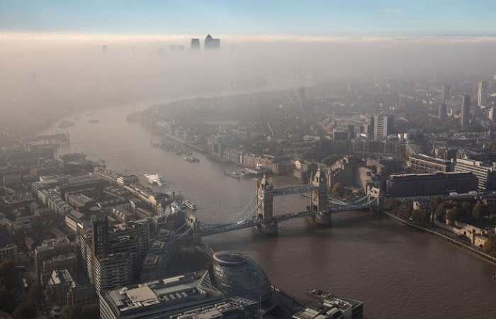 Тауэрский мост и вечерний Лондон в тумане