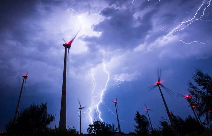 Гёрлиц, Саксония молнии ударяют в ветровые электростанции