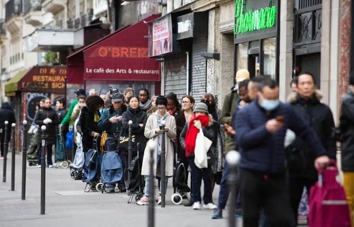 Франция заблокирована - очереди за медицинскими масками в Париже