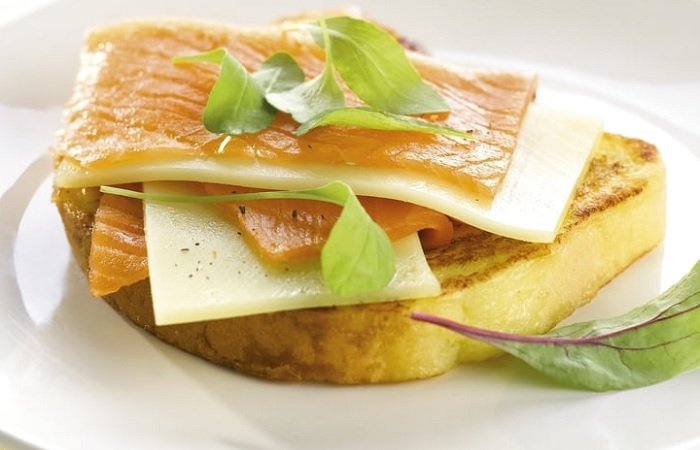 Классический французский тост с лососем - современный рецепт