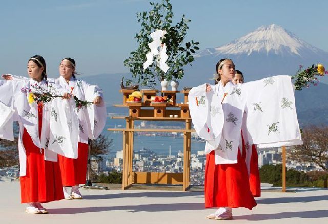 Традиционные церемонии японцев на фоне Фудзияма
