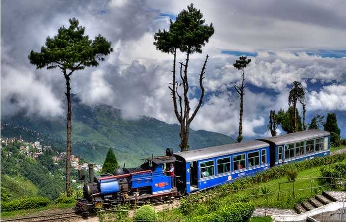 Дарджилинг Гималайская горная железная дорога в Индии