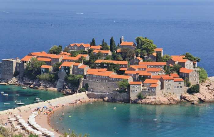 Нужна ли виза в Черногорию, пляж острова - курорта Свети Стефан, Черногория