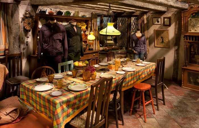 Экскурсия Гарри Поттер, столовая Уизли - декорации из фильма  