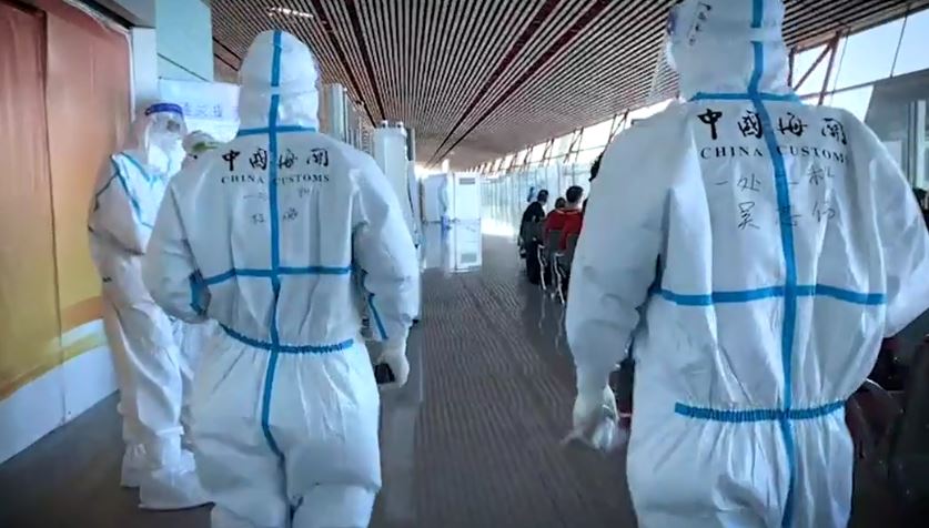 Все работники аэропорта Пекина одеты в специальные защитные костюмы