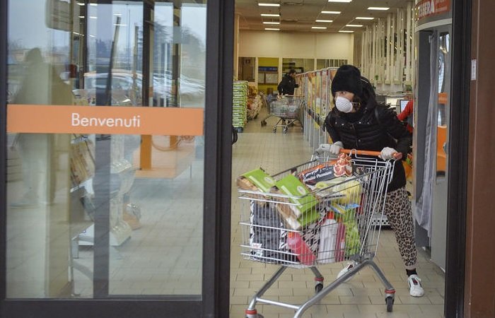 Магазины в Милане опустошаются из-за коронавируса