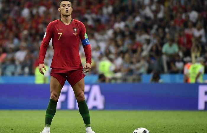 Роналду во время матча ЧМ 2018 Испания - Португалия, мяч футболистом был забит трижды  