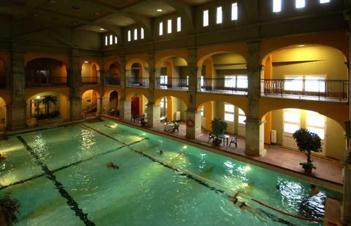 Термальный бассейн в купальне Рудаш, Будапешт