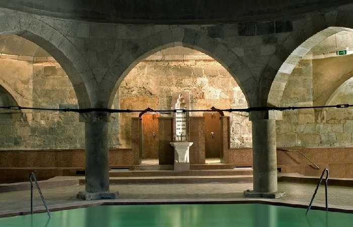 Термальный бассейн под куполом, купальня Рудаш - наследство османов