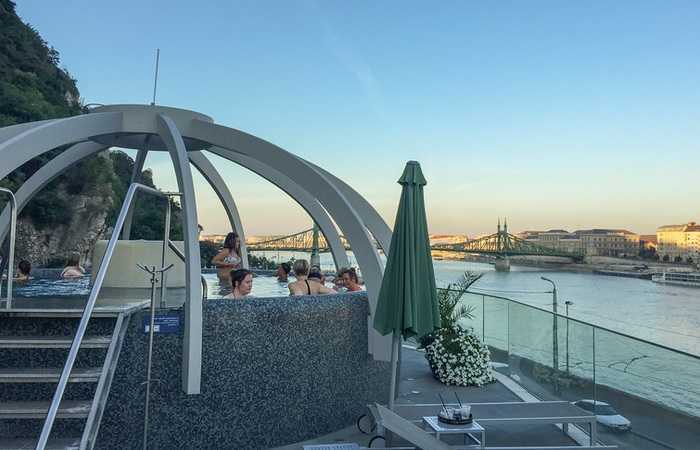 Термальный бассейн на крыше, купальня Рудаш Будапешт