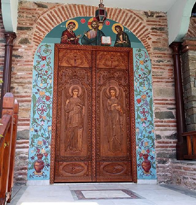 Резные двери одного из храмов Кутлумуша