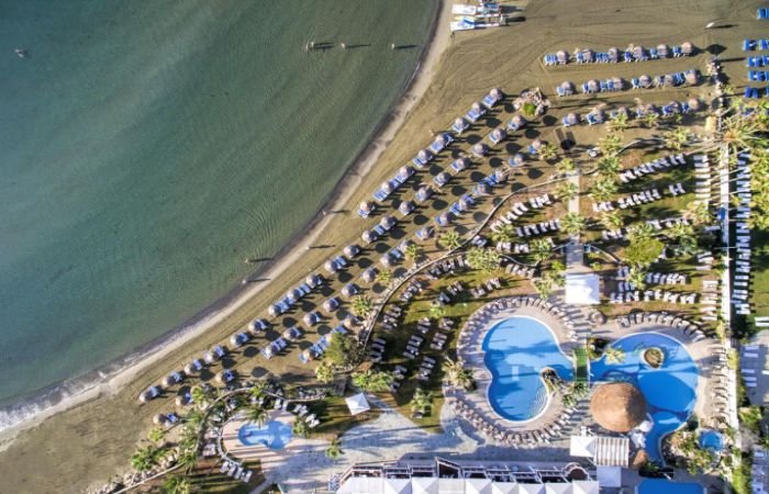 Лучшие отели Ларнаки для отдыха с детьми, Golden Bay Beach Hotel