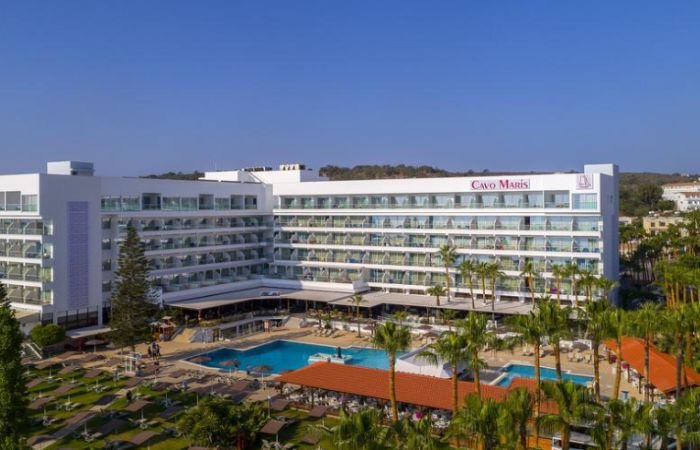 Cavo Maris Beach Hotel, один из популярных пляжных отелей для отдыха с детьми в Ларнаке