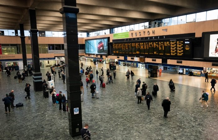 Коронавирус : в Лондоне  закрывают станции метро 