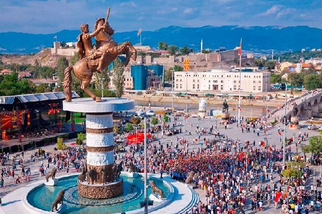 Скопье, Македония, центральная площадь города, памятник Александру Македонскому
