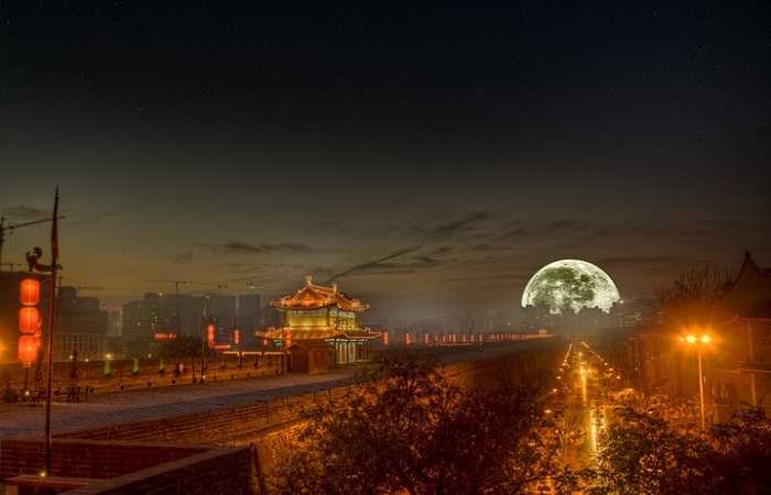Луна над городом Сиань, Китай