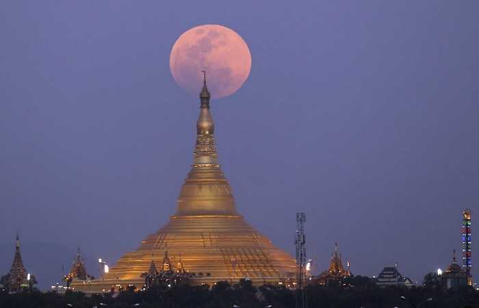 Луна над пагодой Уппатасанти в Мьянме 