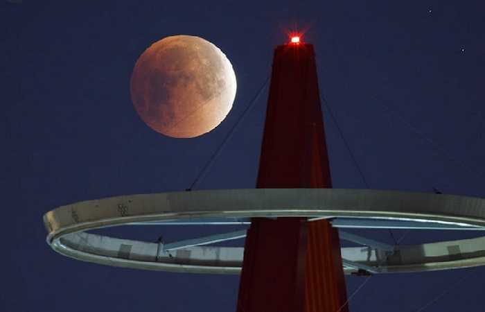 Луна над стадионом в Анахайме, Калифорния 