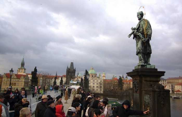 Место удачи - статуя Иоанна Непомуцкого, Прага