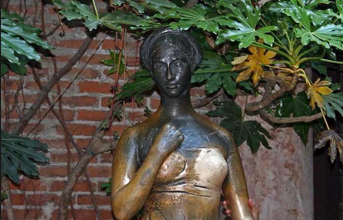 Статуя Джульетты - место удачи в Вероне