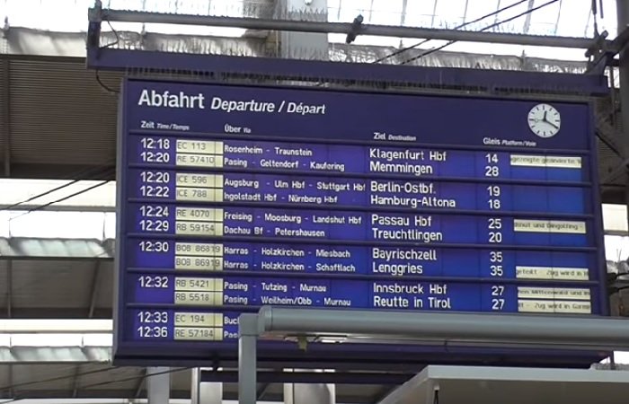 Мюнхен Гармиш-Партенкирхен, табло отправления и прибытия поездов на ж.д. вокзале Мюнхена