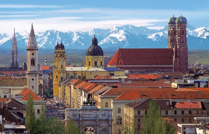 Мюнхен, центральная часть города и предгорья Альп на горизонте 