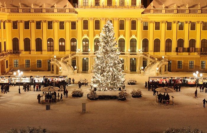 Лучшие новогодние елки мира, елка возле дворца Шенбрунн, Вена