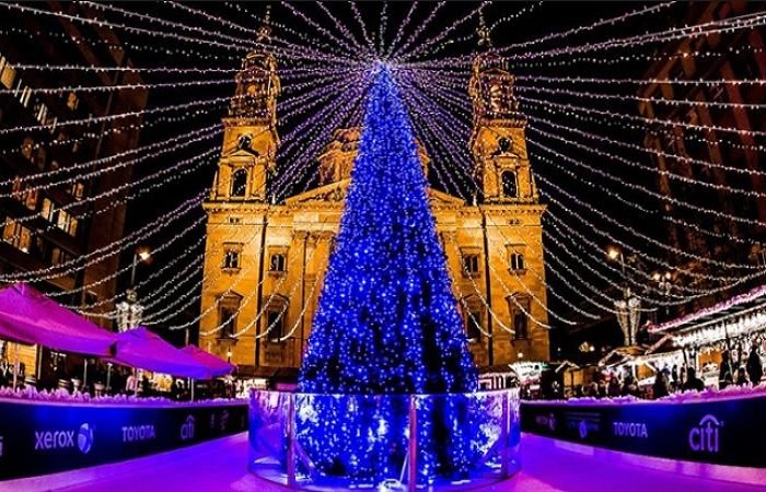 Новогодние елки мира, елка Будапешта в голубых гирляндах-светлячках
