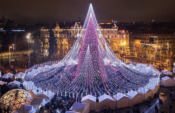 Лучшие новогодние елки мира, стильная елка Вильнюса 2018