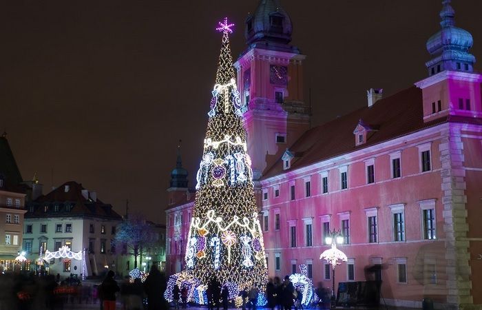 Замысловатые узоры на главной елке Варшавы