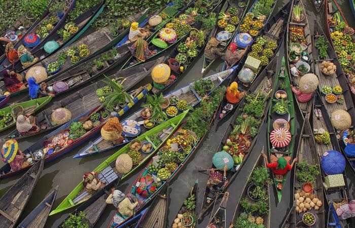 Плавучий рынок на острове Борнео, Малайзия