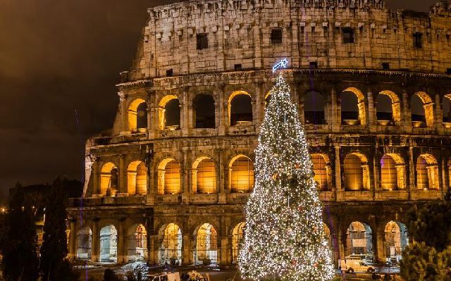 Новогодний Колизей в Риме