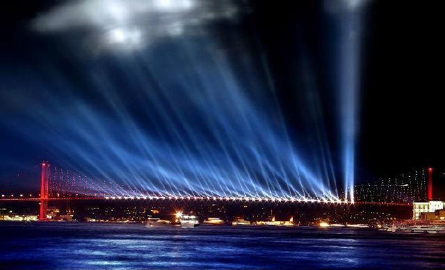Новогодние огни Стамбула, мост через Босфор