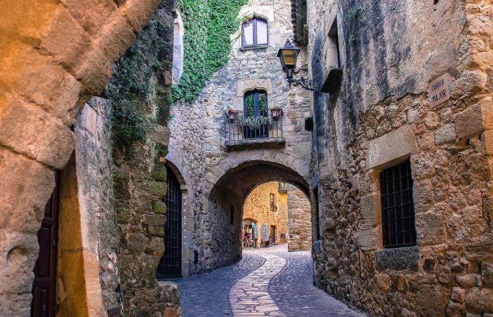 Пальс, старинный городок Каталонии