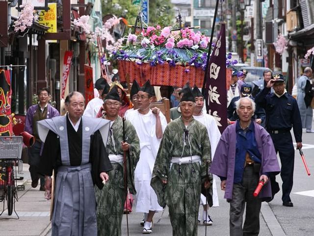 Онсэн Киносаки во время местного ежегодного фестиваля